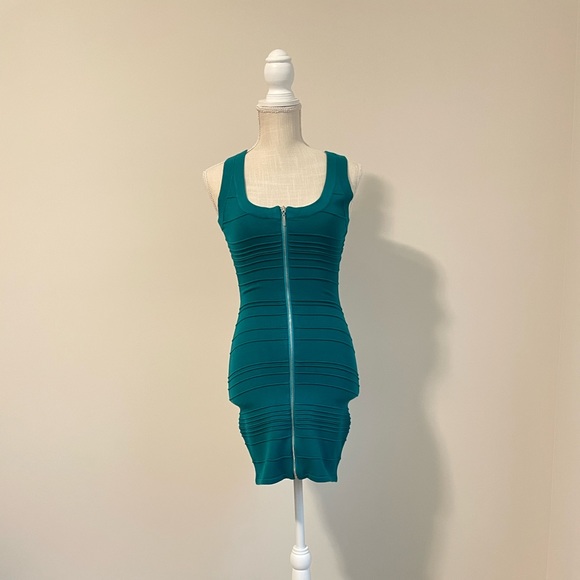 2B BeBe fitting mini dress. - Picture 3 of 8